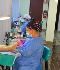 Profesional de PodoBlue realizando tratamiento a paciente